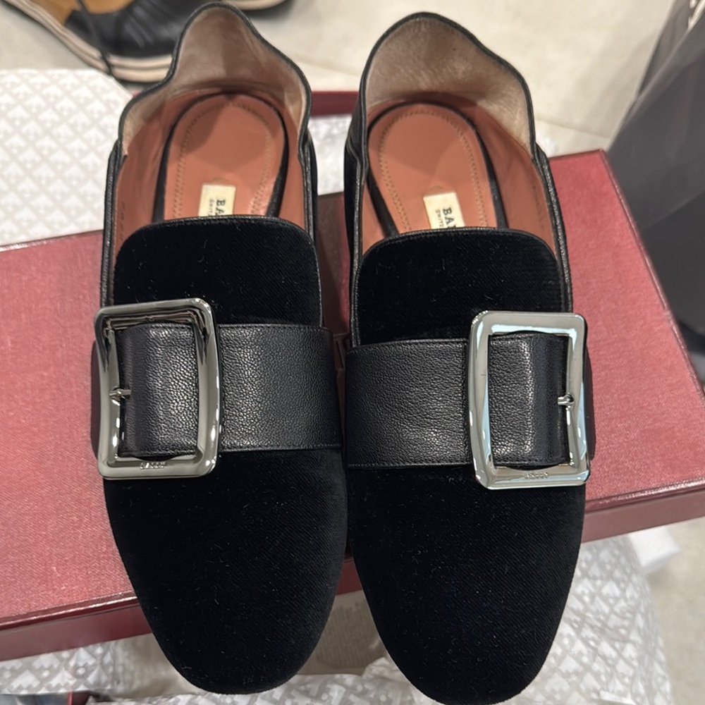 Elegant Black Women's Loafers - Picture 4 of 8